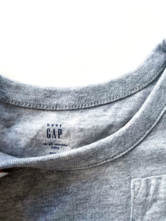 Remera gris manga larga BabyGap talle 18-24 meses - comprar online