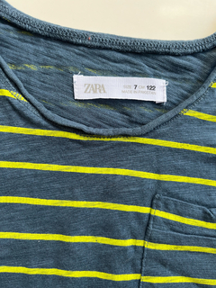 Remera Zara niño azul con rayas amarrilas talle 7 - comprar online