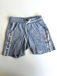 Short Zara gris niño Talle 5 con detalles al costado letras