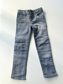 Jeans Niños Gris con detalle en la rodilla Gap Kids Talle 6 Años