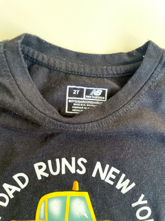 Remera negra estampado taxi New Balance Talle 2 años - comprar online