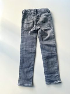 Jeans Niños Gris con detalle en la rodilla Gap Kids Talle 6 Años - comprar online