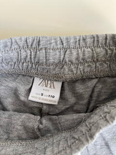 Short Zara gris niño Talle 5 con detalles al costado letras - comprar online
