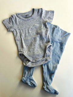 Conjunto bebe HYM gris y celeste rayado Talle 1-2 Meses