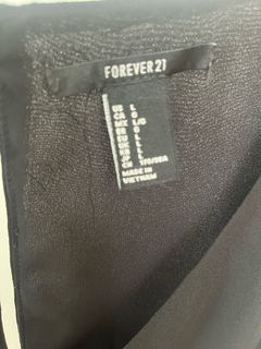 Blusa Forever 21 negra escote en v, con detalle atras Talle L en internet
