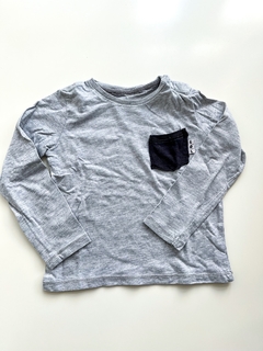 Remera Zara Bebe Manga Larga Gris Con Bolsillo Talle 12-18 M