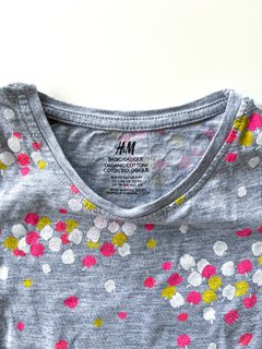 Remera H&m Niñas Gris Pintitas Talle 2 - 4 Años - comprar online