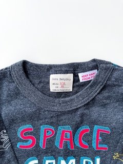 Remera Zara Bebe Gris Estampa Space Camp Talle 9-12 Meses en internet