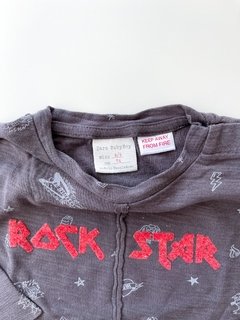 Remera Zara Manga Larga Gris Estampa Rock Star Talle 6-9 M en internet