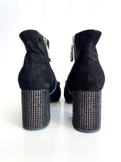 Imagen de Botas De Gamuza Negras Taco Con Strass Jazmin Chebar T 39