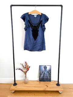 BLUSA AZUL CON ESTAMPA DE ENCAJE NEGRO Y MANGAS CON VOLADOS TALLES S