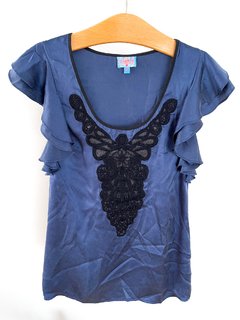 BLUSA AZUL CON ESTAMPA DE ENCAJE NEGRO Y MANGAS CON VOLADOS TALLES S - comprar online