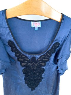 BLUSA AZUL CON ESTAMPA DE ENCAJE NEGRO Y MANGAS CON VOLADOS TALLES S - FASHION MARKET BA