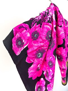 Pañuelo Versace Floreado Negro Y Rosa en internet