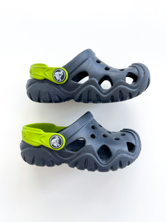 Crocs Niño Negro Y Verde Talle 7 en internet