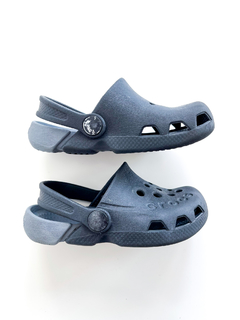 Crocs Niño Gris Con Negro Talle 8 - comprar online