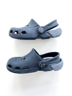 Crocs Niño Gris Con Negro Talle 8 en internet