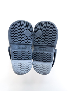 Crocs Niño Gris Con Negro Talle 8 - FASHION MARKET BA