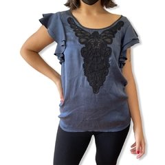 BLUSA AZUL CON ESTAMPA DE ENCAJE NEGRO Y MANGAS CON VOLADOS TALLES S - tienda online