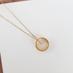 Colar cápsula de cristais dourado Cód: R421