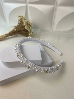 Tiara de pérolas com strass