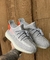 Yeezy 350 Cinza detalhes laranja - loja online