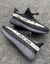 Adidas Yeezy Preto listra branca - OutletFranco