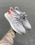 Yeezy 350 Cinza detalhes laranja