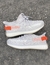 Yeezy 350 Cinza detalhes laranja - comprar online