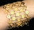 Belíssima pulseira / bracelete em ouro 18 kl, com rede em fina trama de rosetas cravejadas de brilhantes ao centro