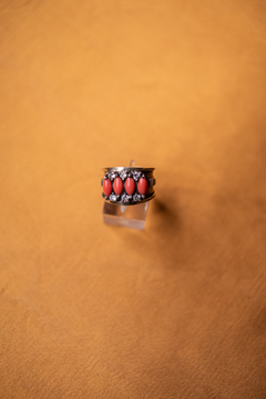 Anillo de plata, coral y circones