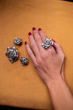 Conjunto de rosas: anillo y dije