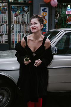 Vestido de gasa con broche de strass