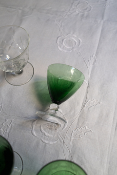 Copas de vino blanco verdes en internet