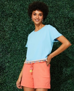 T-shirt Cropped Alongada com Tassel