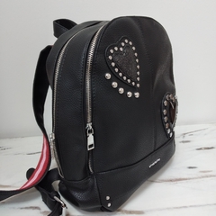 MOCHILA ECOCUERO NEGRA, CORAZONES CHAROL Y TACHAS, CORREA COMBINADA TRENDY - comprar online