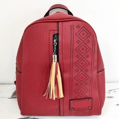 MOCHILA ECOCUERO ROJA, CALADA Y LLAVERO CON FLECOS