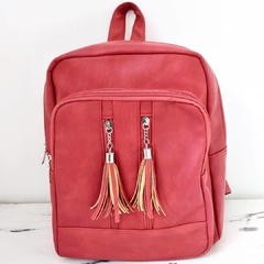 MOCHILA ECOCUERO ROJA CON BOLSILLO FRONTAL, LLAVERO FLECOS