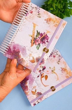 Caderno com Inicial (Lilás, Vermelho e Dourado) - comprar online