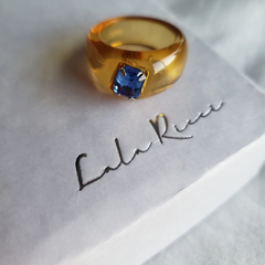 *New* Anillo Kelly de acrílico con piedra de color - Obsequium Jewelry & Complements