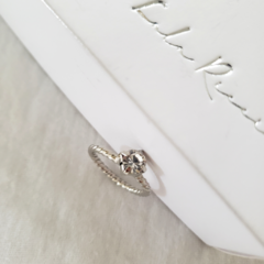 *New* Anillo Dior con piedra - Cápsula Helena - comprar online