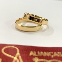 Aliança de noivado/ Aliança de casamento MODELO: BASIC 4MM COM PEDRA