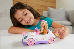 Muñeca Barbie Chelsea y coche de unicornio, muñeca pequeña rubia con falda extraíble, cachorro, hoja de pegatinas y accesorios - comprar online