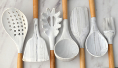 Set de 7 utensilios de cocina de silicona símil mármol con mango de madera - comprar online