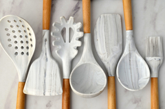 Set de 7 utensilios de cocina de silicona símil mármol con mango de madera