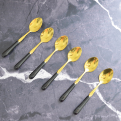 Set de 6 cucharas de acero dorado con mango de cerámica - MAGI Home & Deco