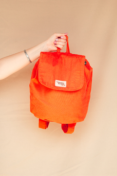 Mochila laranja com bolso escondido - loja online
