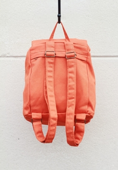 Mochila laranja com bolso escondido - comprar online