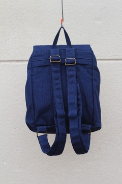 Mochila azul marinho com bolso escondido - comprar online