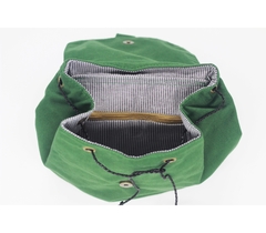 Mochila verde com bolso escondido